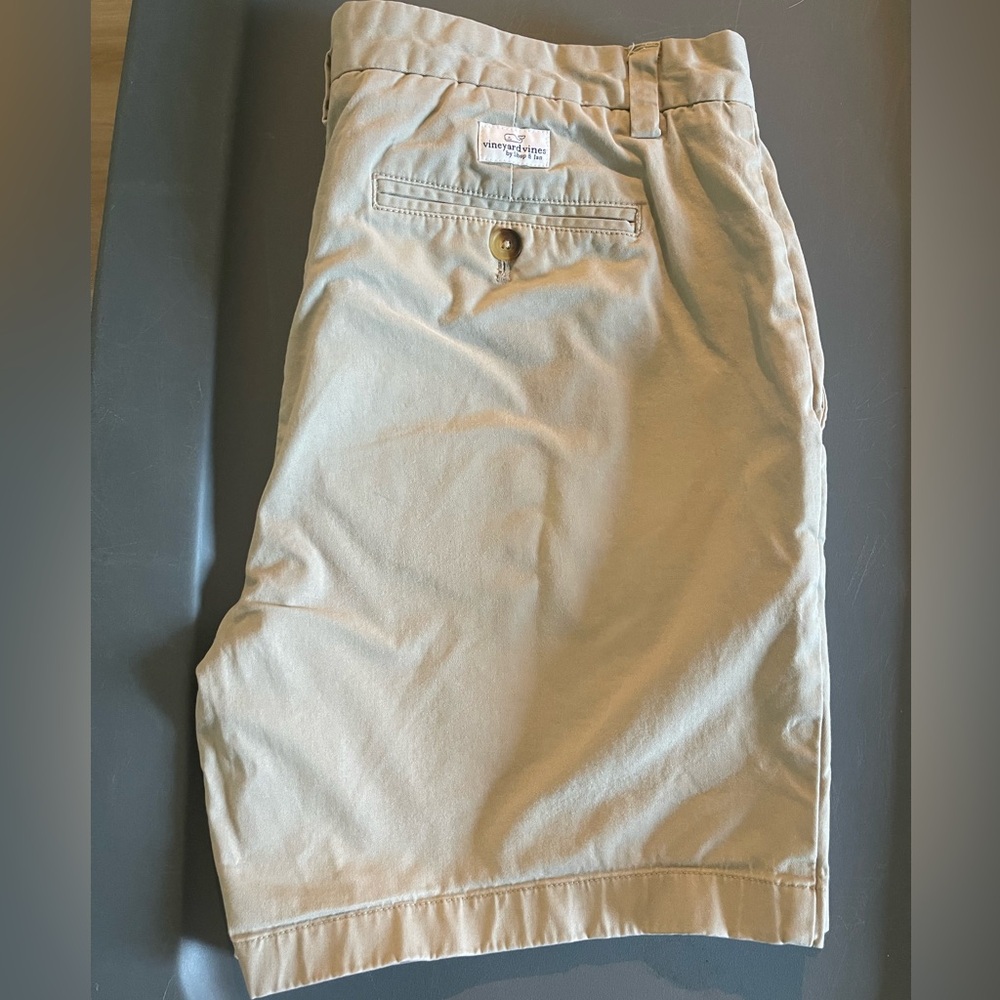 Men’s Vineyard Vines Khaki Shorts, size 34
